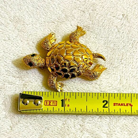 Vtg MONET Gold Tone Turtle Green Rhinestone Eyes Brooch Pin Tortoise - Picture 9 of 10